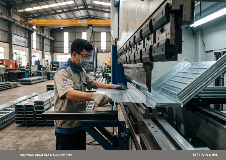 Quy trình chấn gập máng cáp trực tiếp tại xưởng steelvina